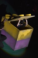 ブロックから現れる安本彩花。