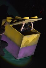 ブロックから現れる安本彩花。