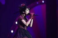 「Liar Mask」を初披露する真山りか。