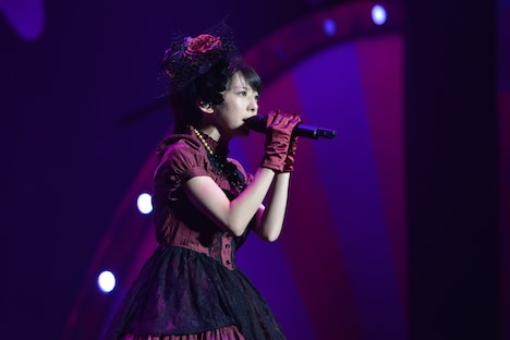 「Liar Mask」を初披露する真山りか。