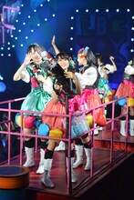 バズーカで狙いを定める星名美怜。