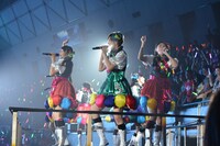 特設ステージで歌う私立恵比寿中学。