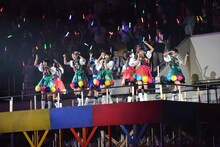 特設ステージで歌う私立恵比寿中学。