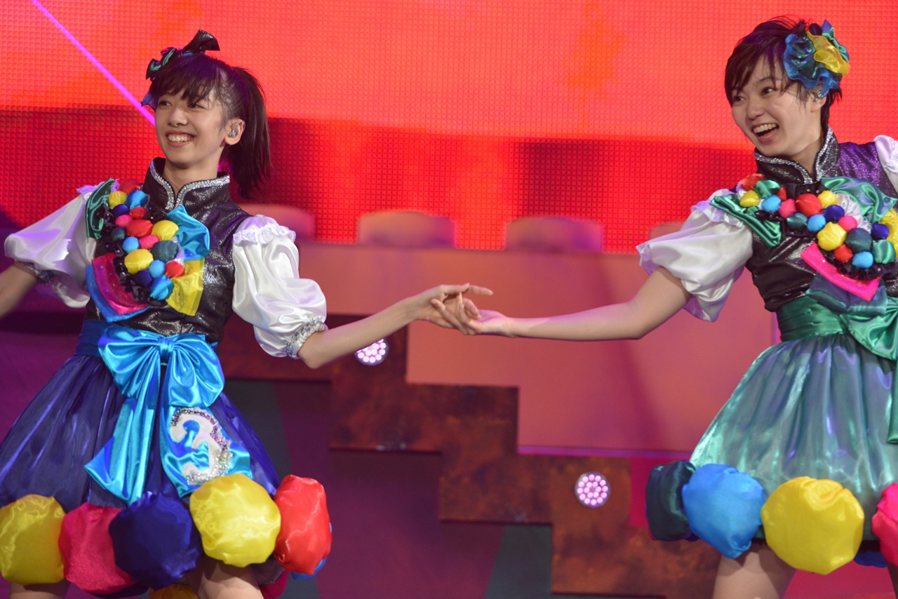 左から真山りか、安本彩花。