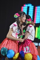 泣きじゃくる中山莉子を抱きしめる星名美怜。