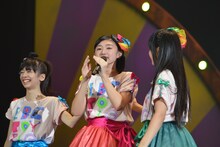 泣きだしてしまった小林歌穂に手を添える真山りかと廣田あいか。