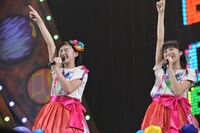 今週の人気画像5位は「『エビ中ファミリーは宝物！』“最強の8人”が送る大学芸会」より、「あたし達まだまだ成長中！」と叫ぶ小林歌穂、中山莉子。