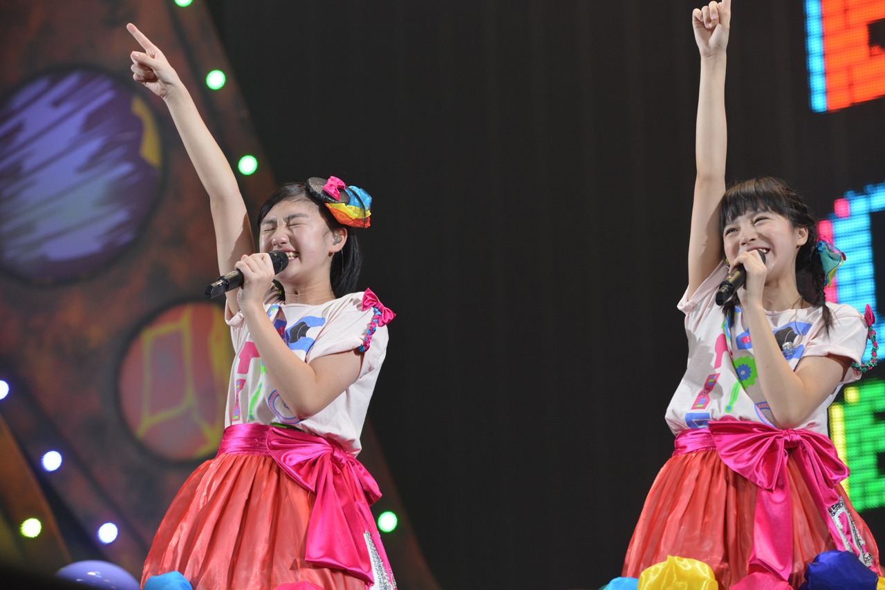 「あたし達まだまだ成長中！」と叫ぶ小林歌穂、中山莉子。