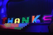 最後にベルトコンベアに乗ってステージに到着した「THANKS」の文字。