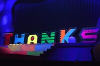 最後にベルトコンベアに乗ってステージに到着した「THANKS」の文字。