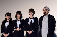 左から秋元真夏、生田絵梨花、橋本奈々未、山下敦弘。