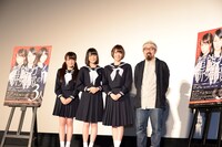 左から秋元真夏、生田絵梨花、橋本奈々未、山下敦弘監督。