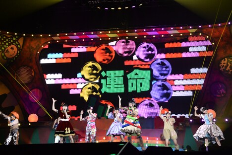 私立恵比寿中学 東西大学芸会2014「エビ中のおもちゃビッグガレージ」神戸ワールド記念ホール公演の様子。