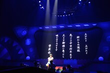 「大漁恵比寿節」の曲振りを行う柏木ひなた。