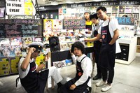 上段左から前野朋哉、The SALOVERSの古舘佑太郎（Vo, G）、藤川雄太（Dr）、下段左から細身のシャイボーイ、黒猫チェルシーの岡本啓佑（Dr）。(c)2014「日々ロック」製作委員会 (c)榎屋克優 / 集英社