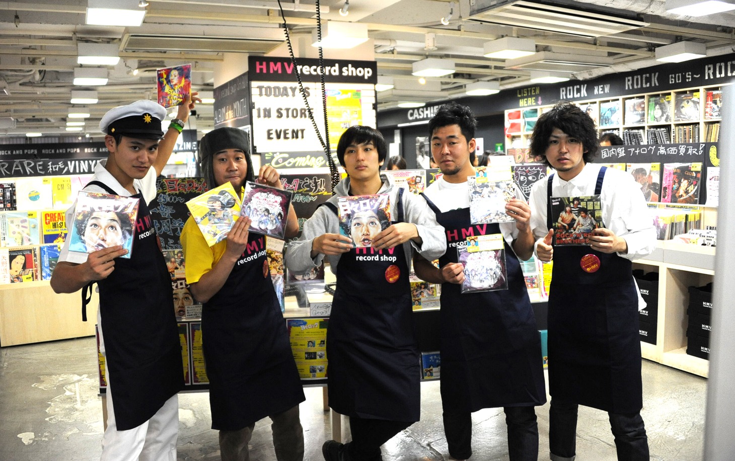 左から細身のシャイボーイ、前野朋哉、The SALOVERSの古舘佑太郎（Vo, G）、The SALOVERSの藤川雄太（Dr）、黒猫チェルシーの岡本啓佑（Dr）。(c)2014「日々ロック」製作委員会 (c)榎屋克優 / 集英社