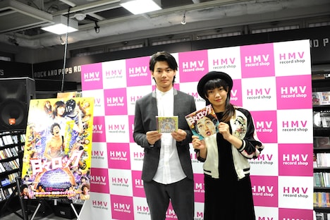 左から野村周平、二階堂ふみ。(c)2014「日々ロック」製作委員会 (c)榎屋克優 / 集英社