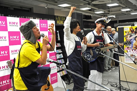 劇中歌「脳みそ」を歌唱する前野朋哉（左）、岡本啓佑（中央）、細身のシャイボーイ。(c)2014「日々ロック」製作委員会 (c)榎屋克優 / 集英社
