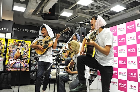 犬レイプとして劇中歌「百姓勃起」をパフォーマンスするThe SALOVERS(c)2014「日々ロック」製作委員会 (c)榎屋克優 / 集英社