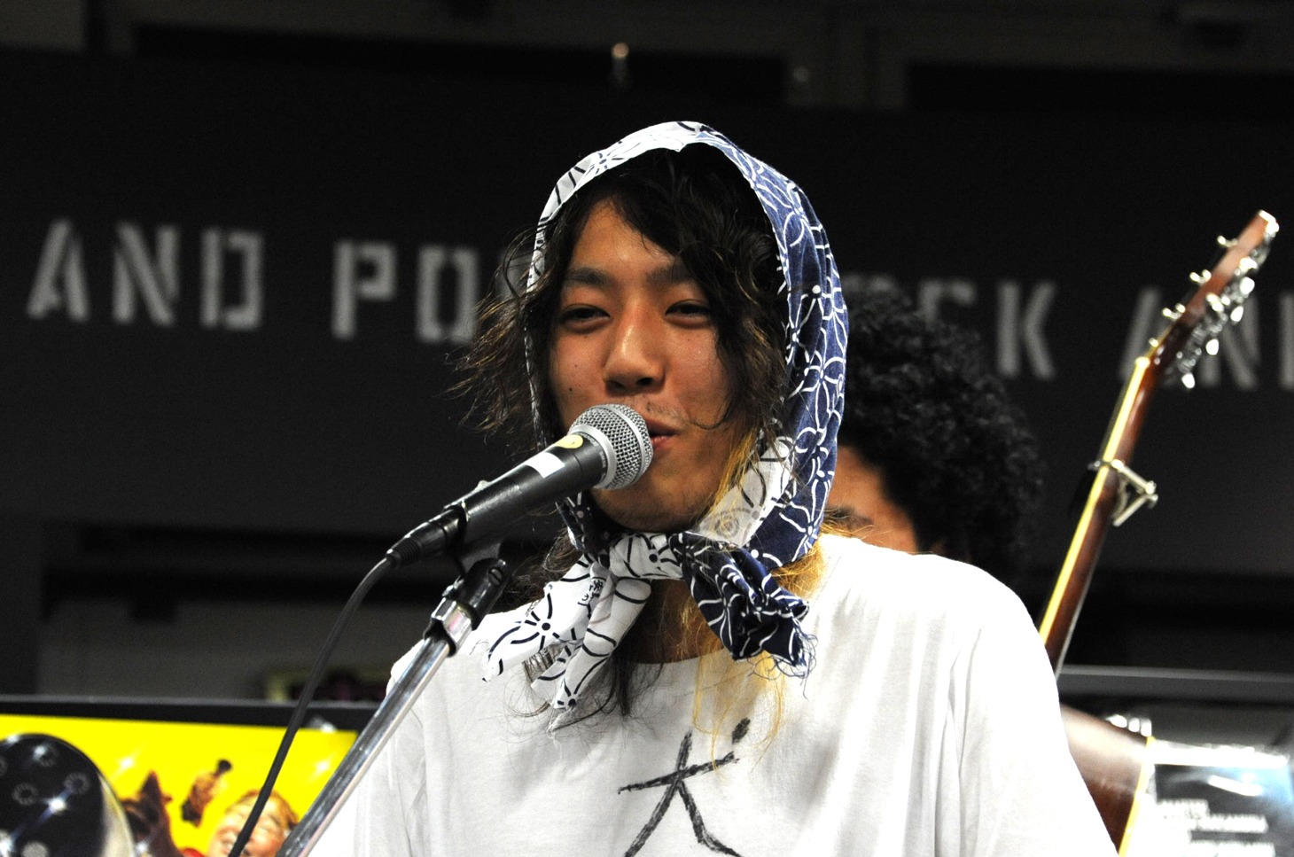 The SALOVERSの小林亮平（B）。(c)2014「日々ロック」製作委員会 (c)榎屋克優 / 集英社