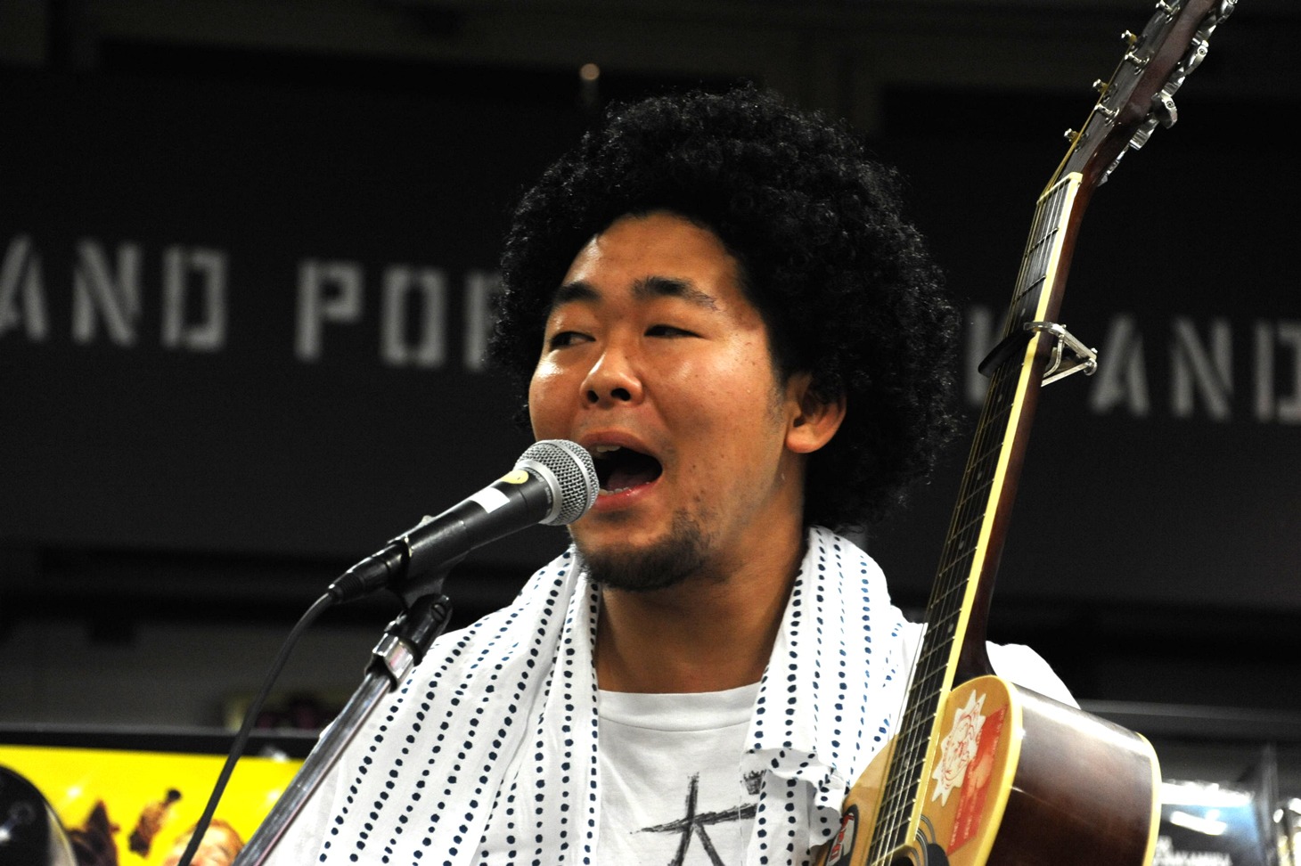 The SALOVERSの藤川雄太（Dr）。(c)2014「日々ロック」製作委員会 (c)榎屋克優 / 集英社