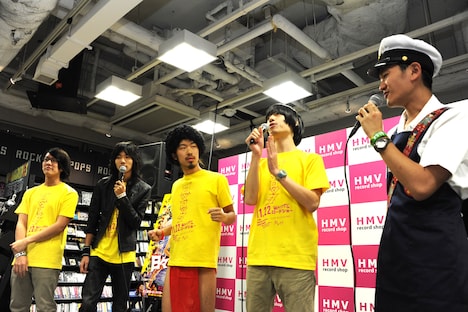 左から爆弾ジョニーの小堀君（B）、キョウスケ（G）、タイチ（Dr）、ロマンチック☆安田（Key）、細身のシャイボーイ。(c)2014「日々ロック」製作委員会 (c)榎屋克優 / 集英社