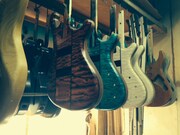 フリーダム カスタムギターリサーチの工房内の様子。