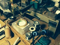 フリーダム カスタムギターリサーチの工房内の様子。