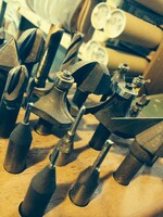 フリーダム カスタムギターリサーチの工房内の様子。