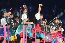 ラジカセのスイッチを押す寸前の中山莉子。