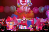 早替えイリュージョン3着目のファッション。 （Photo by Aki Ishi）