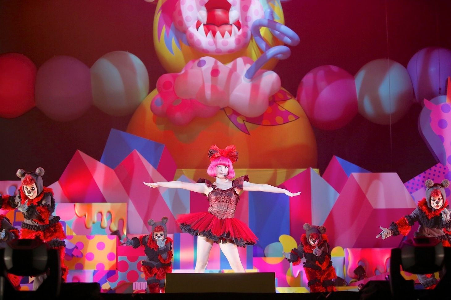 早替えイリュージョン3着目のファッション。 （Photo by Aki Ishi）