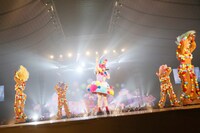 「きゃりーぱみゅぱみゅのからふるぱにっくTOY BOX」11月9日の東京・国立代々木第一体育館公演の様子。 （Photo by Aki Ishi）