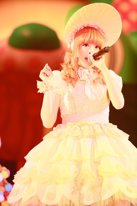 フランス人形をイメージした最初の衣装。 （Photo by Aki Ishi）