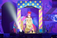 早替えイリュージョン2着目のファッション。 （Photo by Aki Ishi）