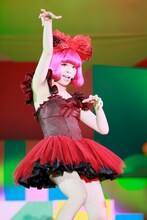 早替えイリュージョン後のきゃりー。 （Photo by Aki Ishi）