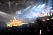 「きゃりーぱみゅぱみゅのからふるぱにっくTOY BOX」11月9日の東京・国立代々木第一体育館公演の様子。 （Photo by Aki Ishi）