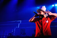 熱唱するピエール瀧。