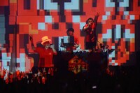 電気グルーヴ「電気グルーヴ25周年記念ツアー “塗糞祭”」11月8日の東京・Zepp Tokyo公演の様子。