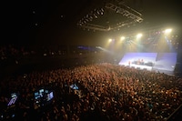 電気グルーヴ「電気グルーヴ25周年記念ツアー “塗糞祭”」11月8日の東京・Zepp Tokyo公演の様子。