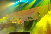 DJ TASAKAとセッションする電気グルーヴ。