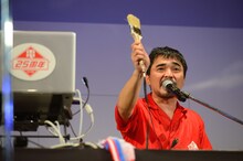 ツアーグッズの「塗糞刷毛」を掲げる石野卓球。