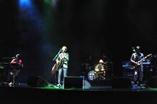 映画「想いのこし」の完成披露イベントにて主題歌「あなたを想う風」を披露するHY。