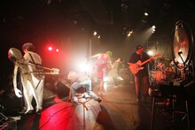 どついたるねんワンマンライブ「第2回オナラプープーまつり」の様子。