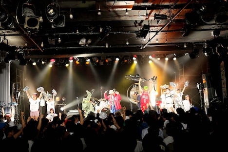 どついたるねんワンマンライブ「第2回オナラプープーまつり」の様子。