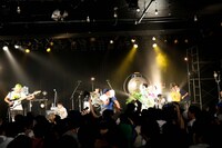 どついたるねんワンマンライブ「第2回オナラプープーまつり」の様子。