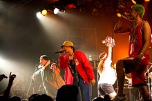 どついたるねんワンマンライブ「第2回オナラプープーまつり」の様子。