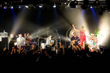 どついたるねんワンマンライブ「第2回オナラプープーまつり」の様子。