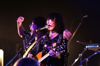 左から先輩（どついたるねん）、大森靖子。