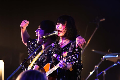 左から先輩（どついたるねん）、大森靖子。